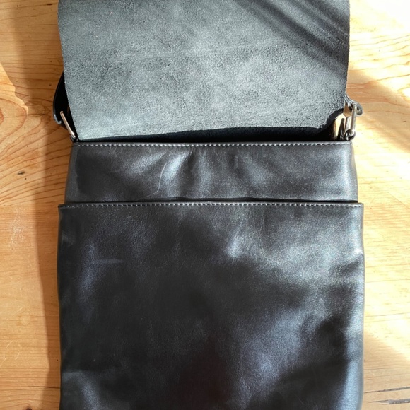 Black leather cross-body purse with adjustable strap - Picture 2 of 6